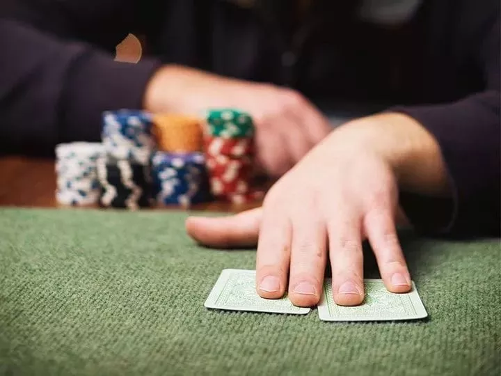 德州扑克是靠技术还是运气取胜的？