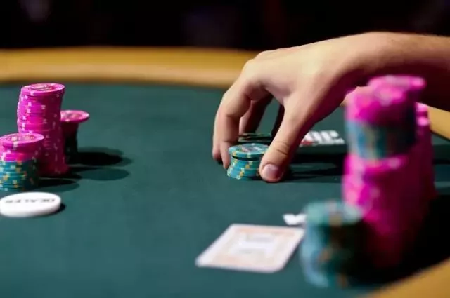 德州扑克是靠技术还是运气取胜的？